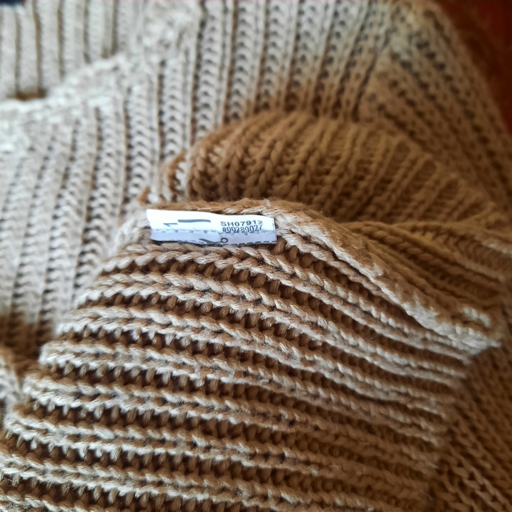 Forever 21 Cropped Sweater - Picture 4 of 4